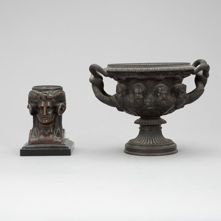 URNA samt BLÄCKHORN, bland annat brons och patinerad metall, 1800-tal.