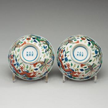 A pair of dragon and phoenix bowls, late Qing dynasty (1644-1912), with Kangxi six character mark.