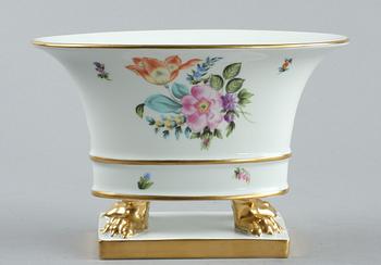 JARDINIERE, porslin. Herend, Hungary, 1900-tal.