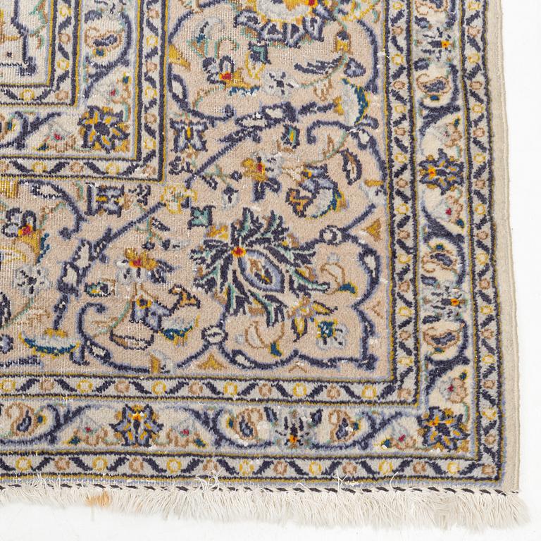 A Keshan carpet, c. 340 x 250 cm.