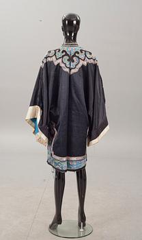JACKA samt BORDSDEKORATION,5 delar. Broderad, Kina, 1920-tal.