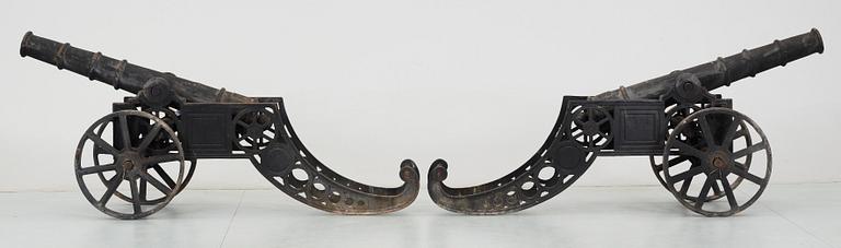 KANONER, ett par, gjutjärn, 1900-talets mitt.