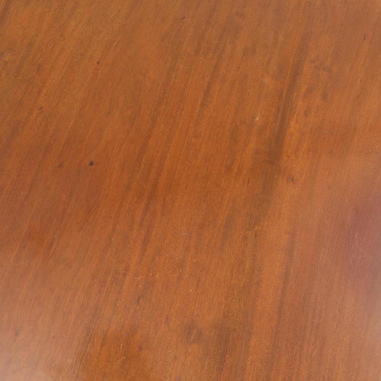 A two-part mahogany Georgian/Victorian dining table, England, first half of the 20th century.