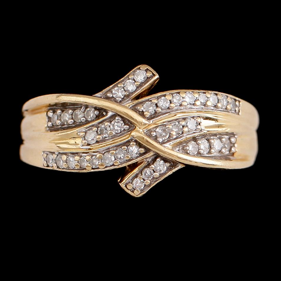 RING, 18 k guld och diamanter. Vikt ca 4,5 g.