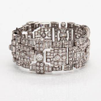 An art deco style platinum bracelet with diamonds ca. 17.85 ct in total.