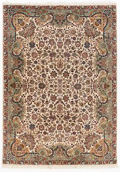 A Tabriz carpet, c. 292 x 210 cm.