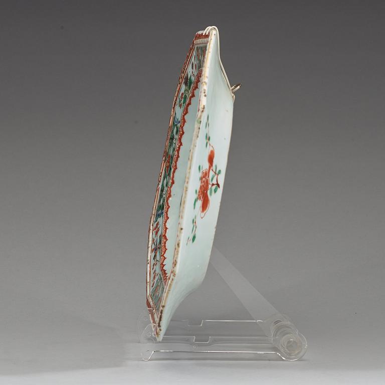 A famille vert 'pie-crust' charger. Qing dynasty, Kangxi (1662-1722).