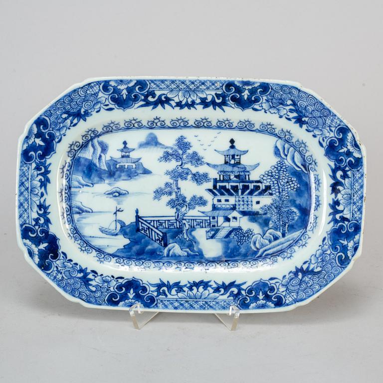 A blue and white export porcelain butter tureen with dish and a serving dish, Qing dynasty, Qianlong (1736-95).