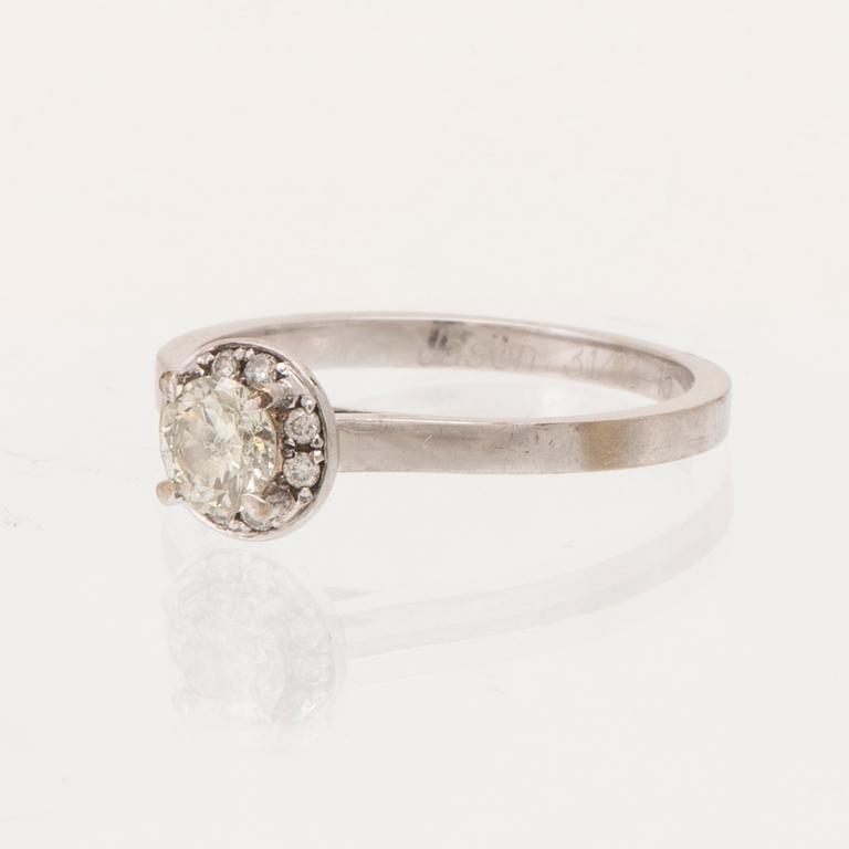 An 18K white gold ring set with round brilliant-cut diamonds.