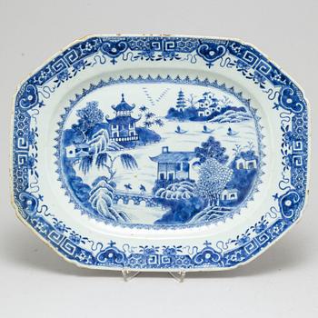 A blue and White export porcelain serving dish, Qing dynasty, Qianlong (1736-95).