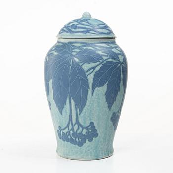 Josef Ekberg, A 'Sgrafitto' lidded creamware urn, Gustavsberg, 1924.