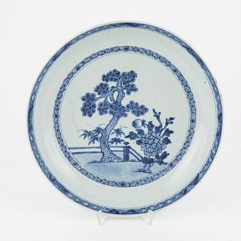 Ten blue and white pieces of a dining service, China, Qinalong (1736-95).