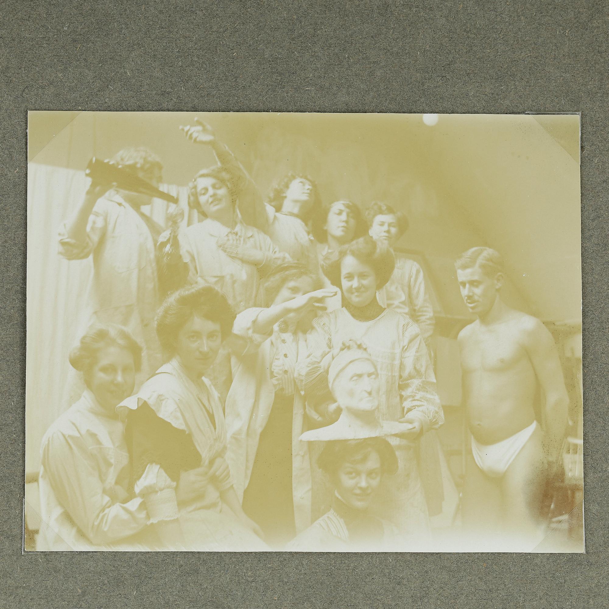 FOTOGRAFIALBUM, från Caleb Althins konstskola i Stockholm, 1910-20-tal. 34 inklistrade fotografier i varierande storlek.