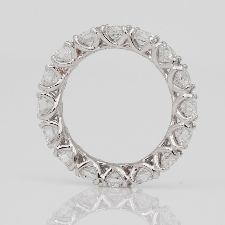 RING, helallians, med briljantslipade diamanter totalt ca 3.75ct.