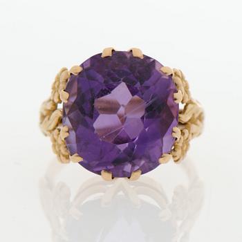 A RING, facetted amethyst, 14K gold. A. Suni, Helsinki Finland 1945.