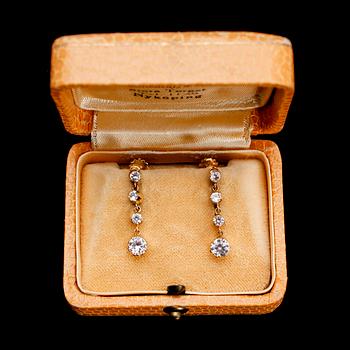 ÖRHÄNGEN, 1 par, 18 k guld, 1953, med vita stenar. Total vikt 3 gram.