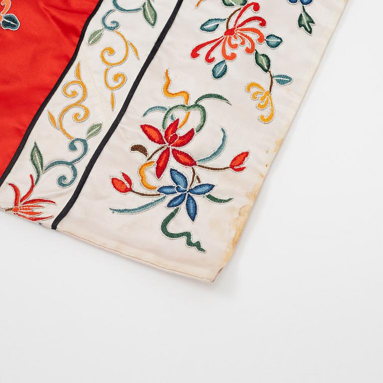 An embroidered Chinese silk robe, first half of the 20th century.