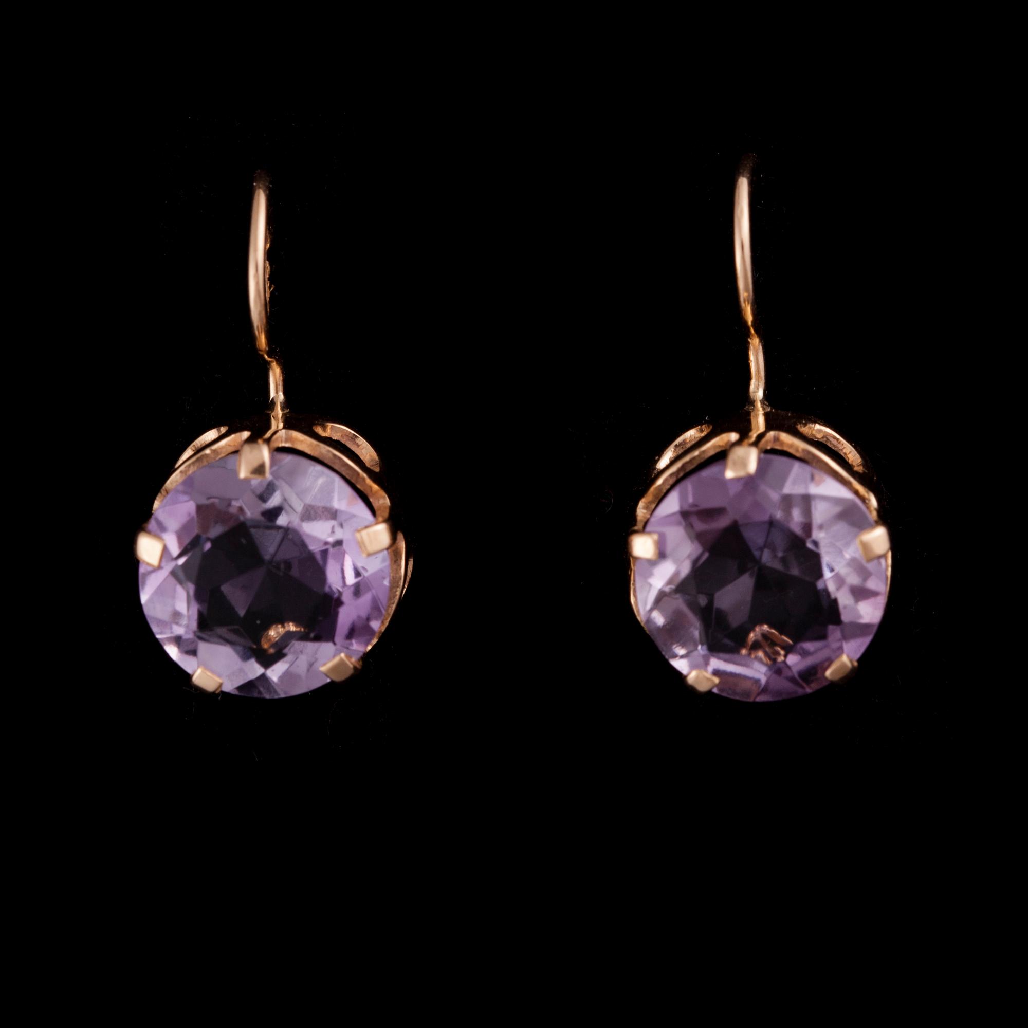 ÖRHÄNGEN, 14K guld samt fasettslipade ametister. Tammen Koru, Åbo 1967. Totalvikt 3,7 g.