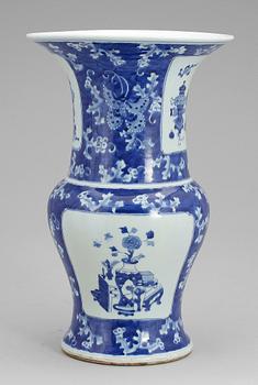 VAS, porslin, Kina, 1900-tal.