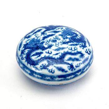 A Chinese 20th century porcelain box.