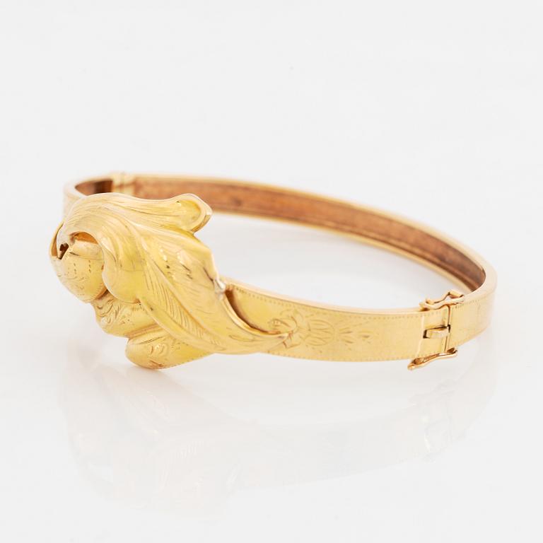 18K gold bangle.