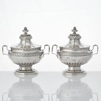Arvid Floberg, såsterriner med lock och fat, ett par, silver, Stockholm 1780. Gustavianska.