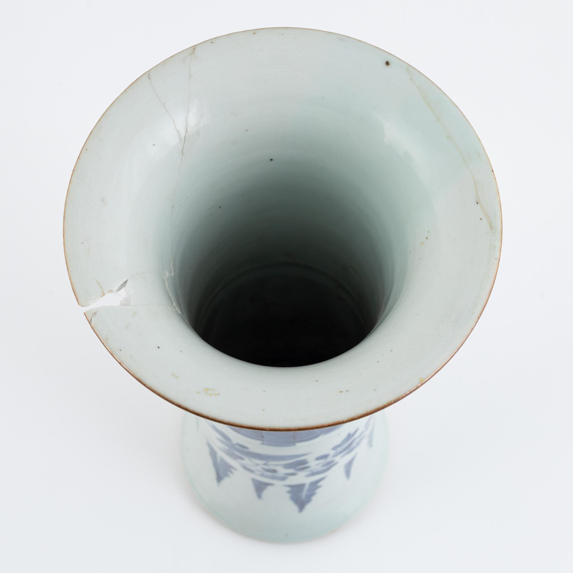 A Chinese blue and white vase, Transition, 17th century.