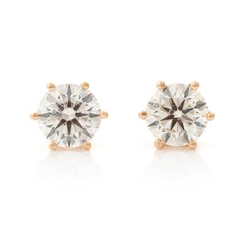 A pair of earrings in 18K gold set with round brilliant-cut diamonds.