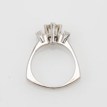 Ring, 18k vitguld med briljantslipade diamanter.