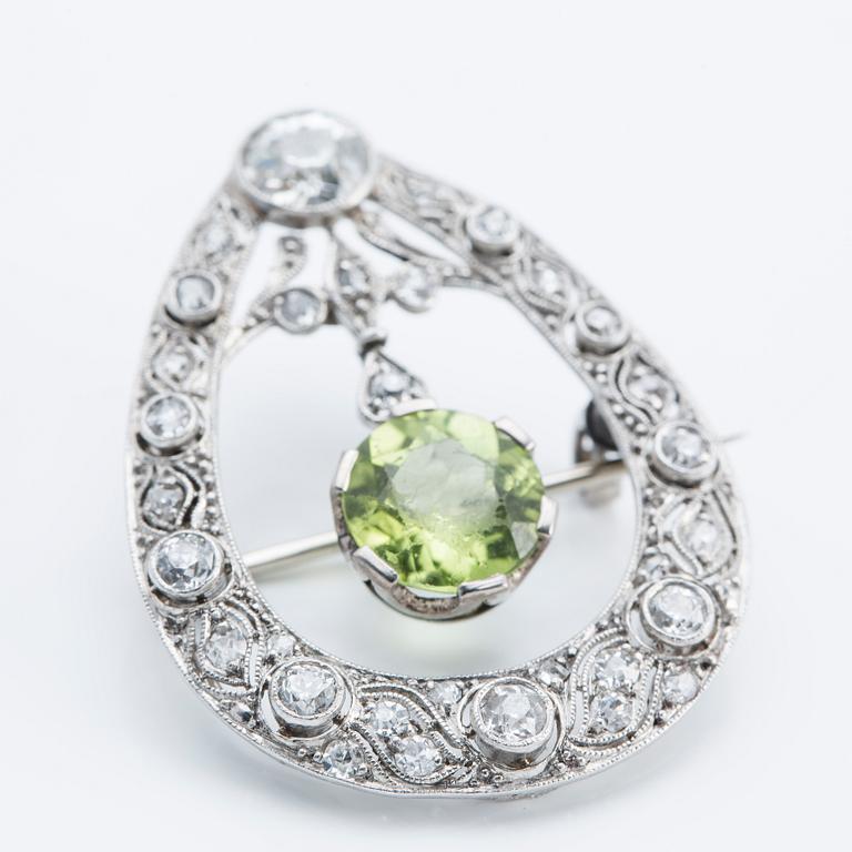 A ca 1.00 cts old-cut diamond brooch with peridot and rose-cut diamonds.