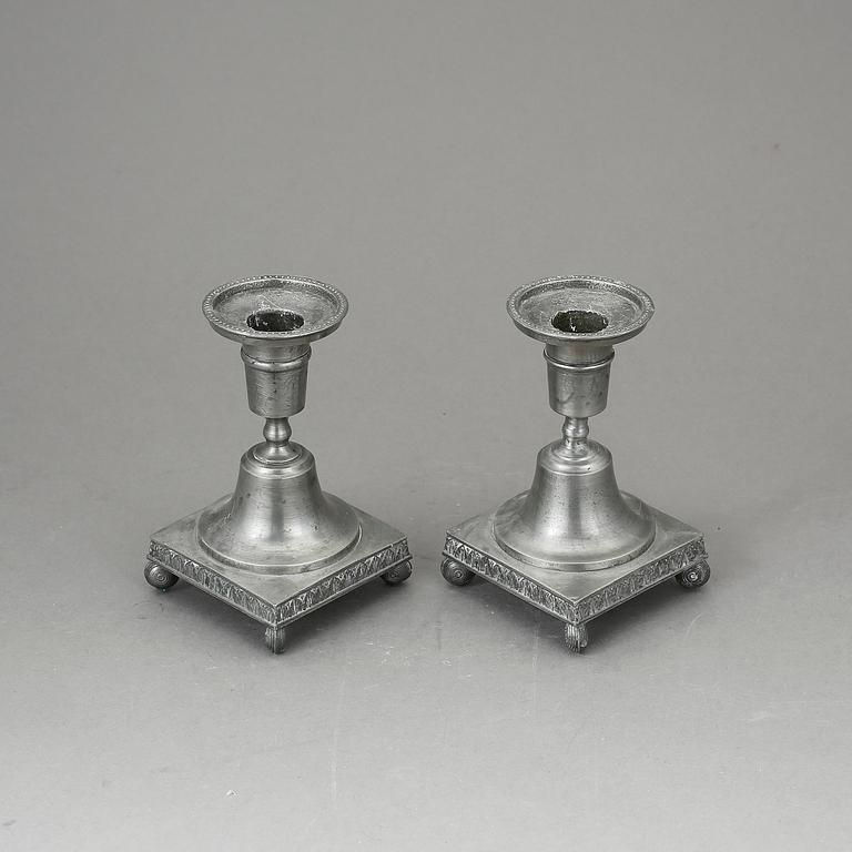 LJUSSTAKAR, ett par, sengustaviansk stil, tenn, Santesson, Stockholm, 1800/1900-tal.