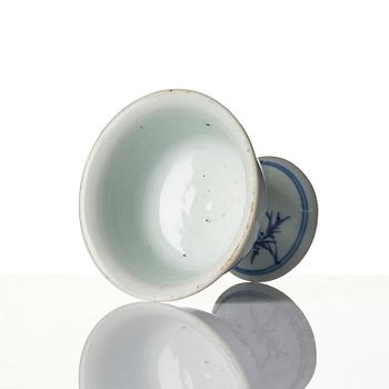 A blue and white stemcup and dish, Transition, 17th century.