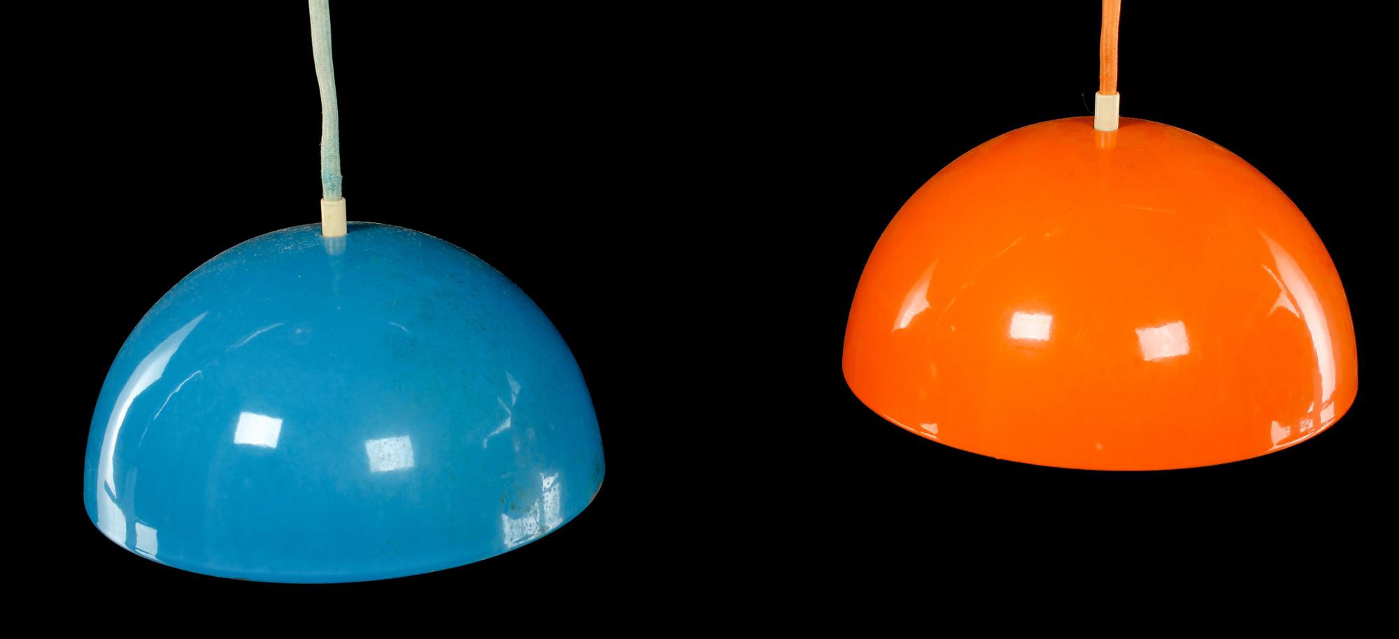 TAKLAMPOR, 2 st, troligen "Flower Pot", Verner Panton för Louis Poulsen, modellen formgiven 1968. Kuphöjd 14 cm.