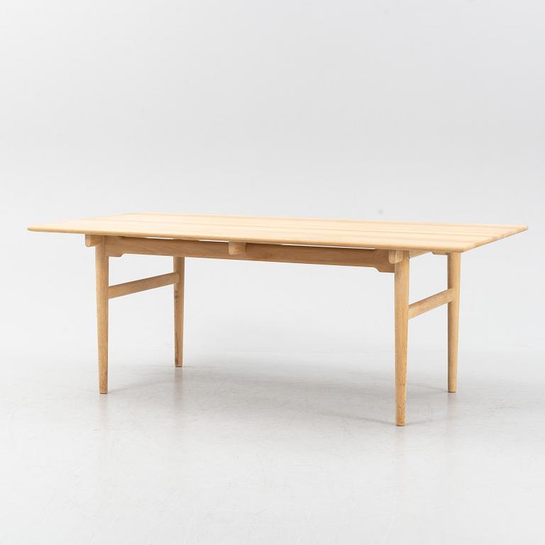 A model CH327 oak dining table by Hans J Wegner for Carl Hansen & Son.