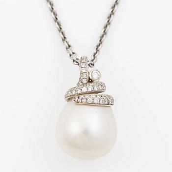 Necklace in 18K white gold with a cultured South Sea pearl and brilliant-cut diamonds. Jovenia.