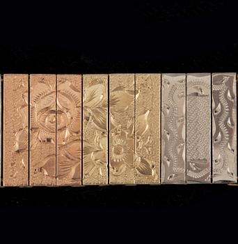 A tricoloured gold bracelet with flower motifs.