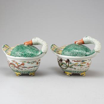 TERRINER med LOCK, två stycken, porslin. Kina, 1900-tal.