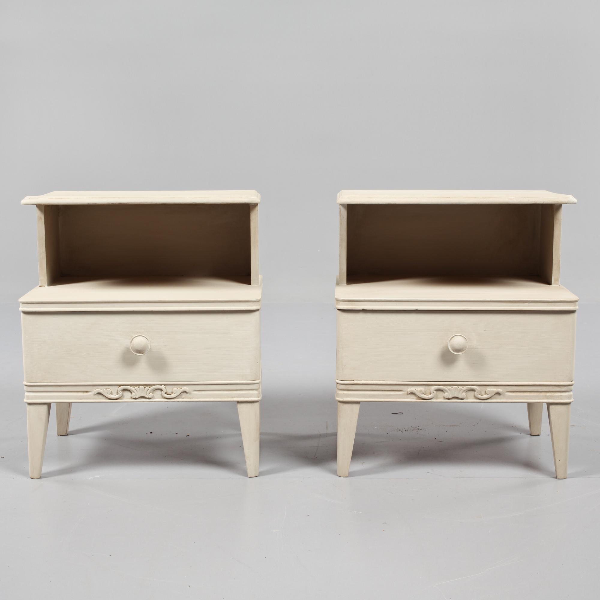 SÄNGBORD, ett par, omkring 1900-talets mitt.