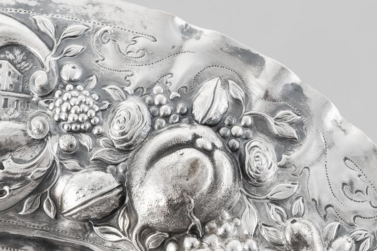 A Swedish early 18th century silver dish, mark of Magnus Myrman, Norrköping (1706-1730).