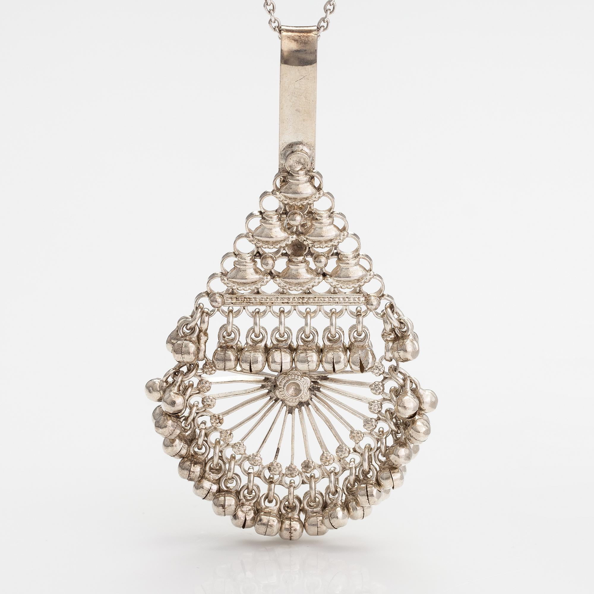 A silver necklace/brooch. Ossian Hopea, Porvoo 1977.