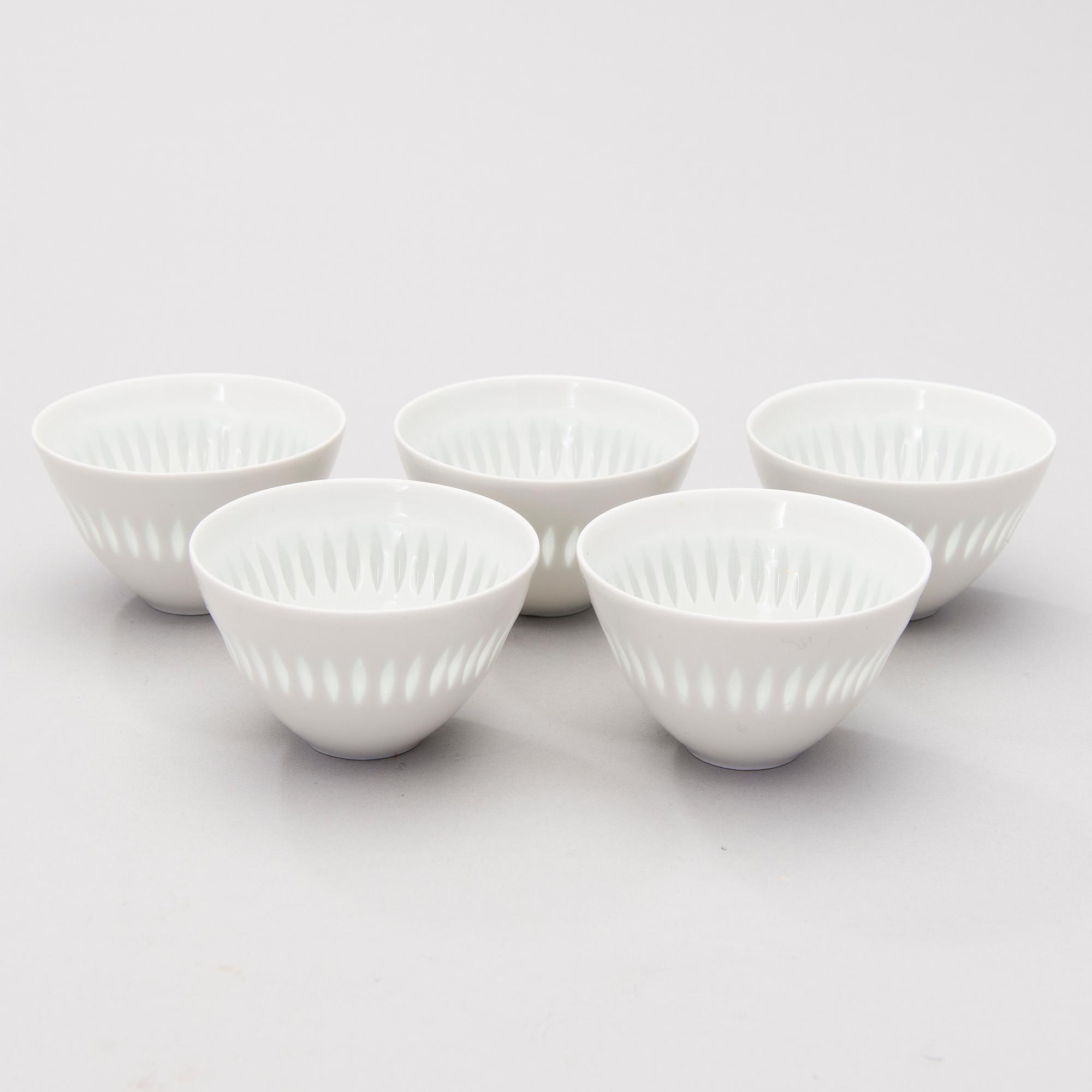 A 40-piece set of tableware in porcelain, signed F.H.Kj. Finland Arabia.
