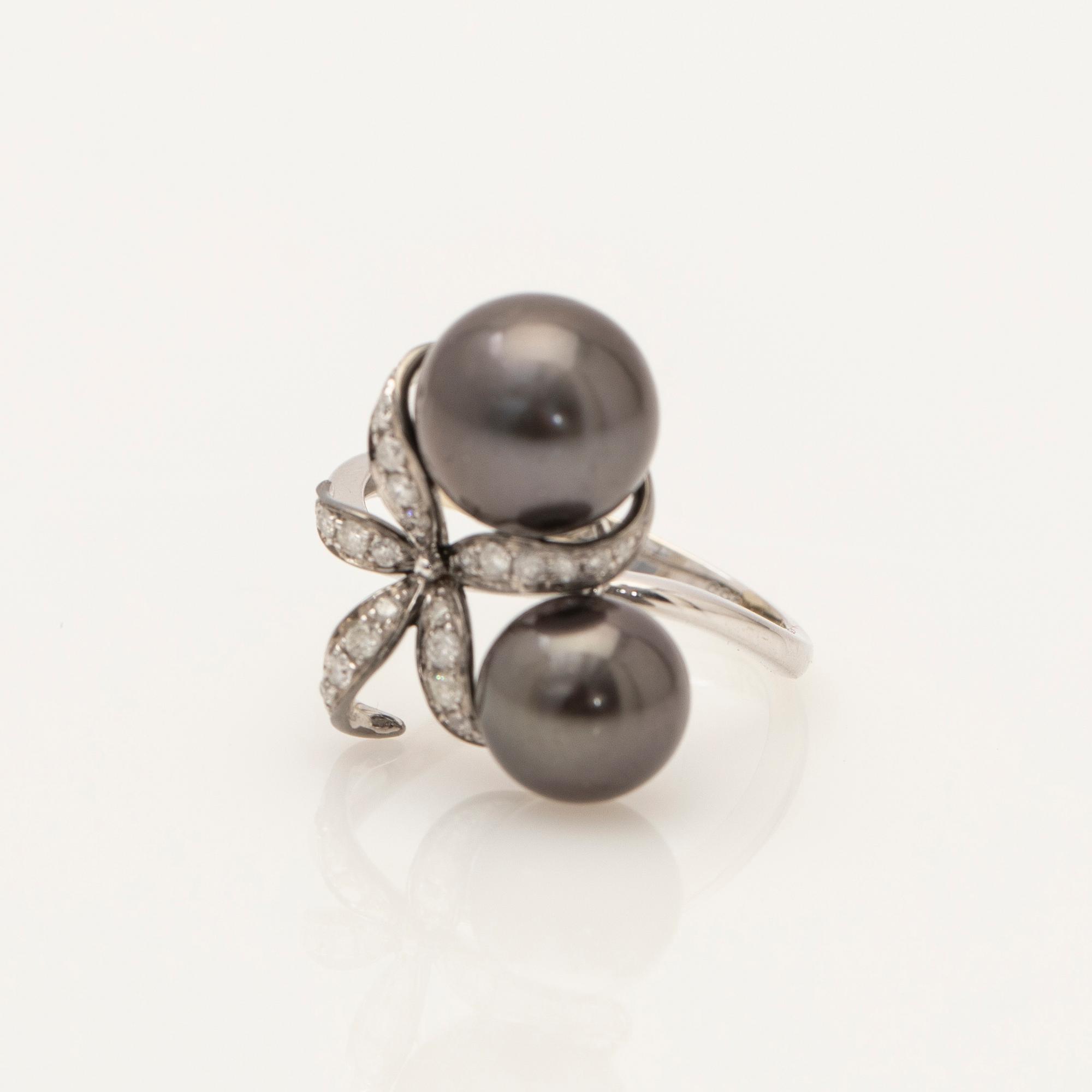 Ring, 18k vitguld med Tahitipärlor och diamanter.