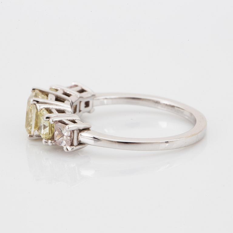 RING, med diamanter, mittsten 1,24 ct med GIA certifikat.