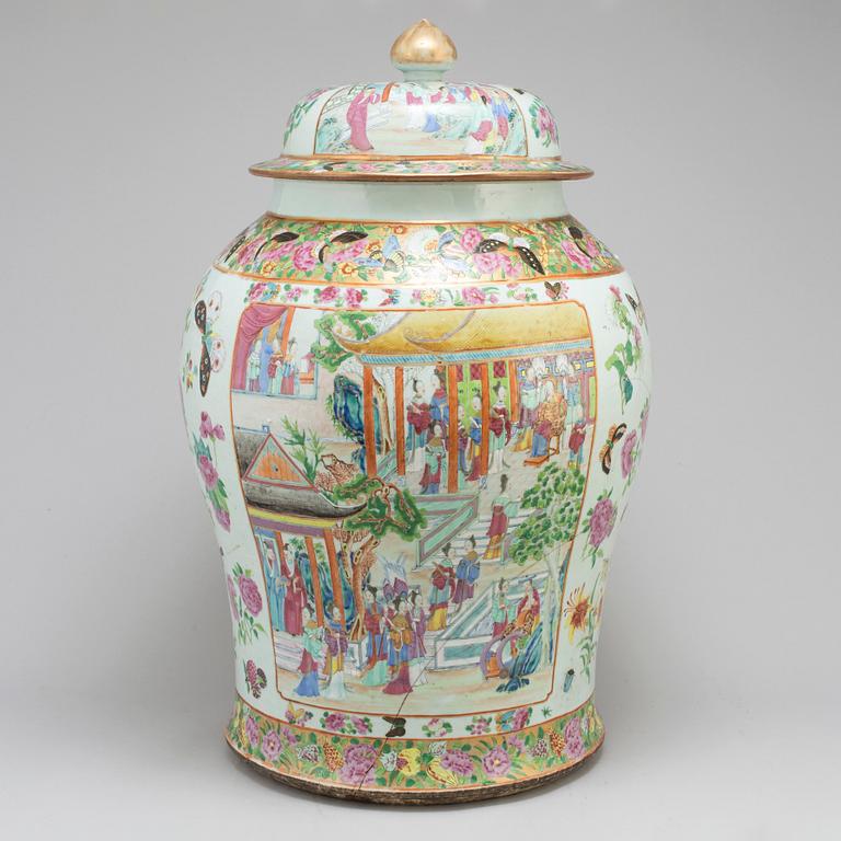 A large famille rose Canton vase with cover, Qing dynasty, late 19th century.