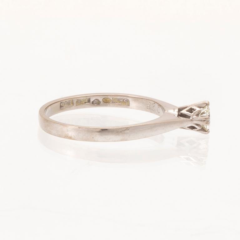 Ring solitär 18K vitguld med en rund briljantslipad diamant.
