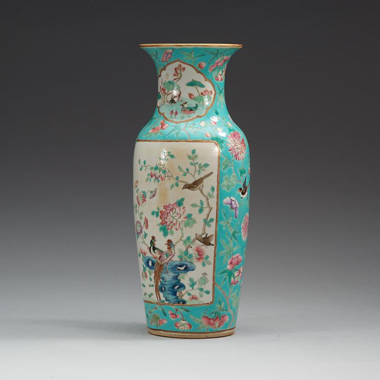 A turquoise famille rose vase, late Qing dynasty (1644-1912).