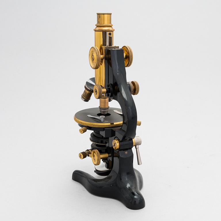 Ernst Leitz Wetzlar, A microscope with a box.