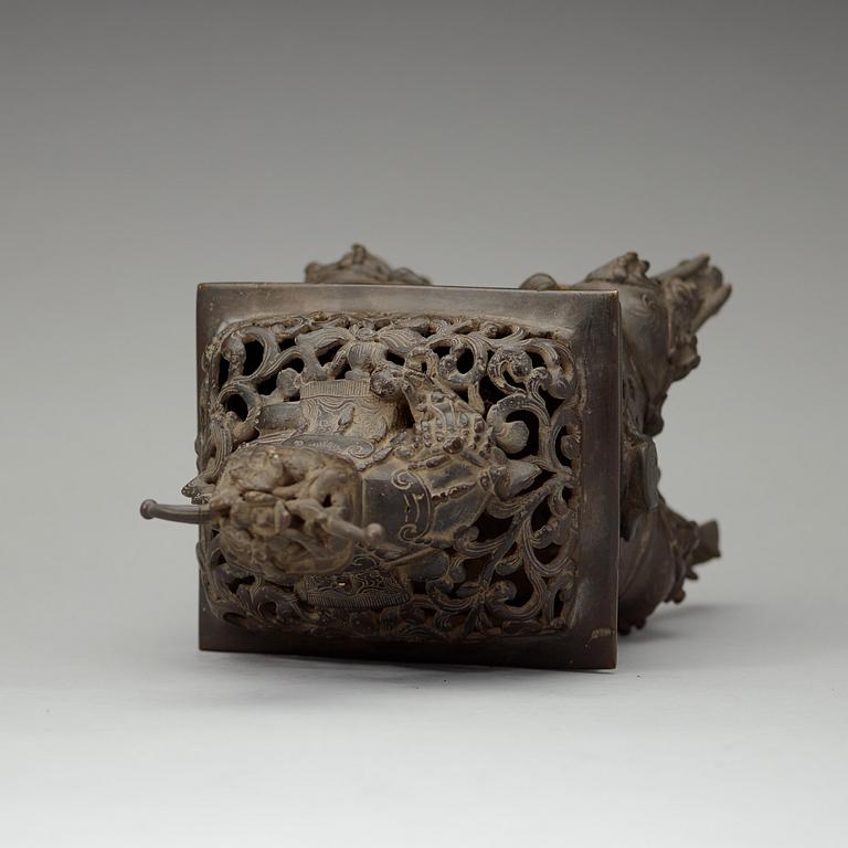 A bronze censer with cover, late Qing dynasty, 19th Century.