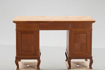 SKRIVBORD, senjugend. 1900-talets första del.
