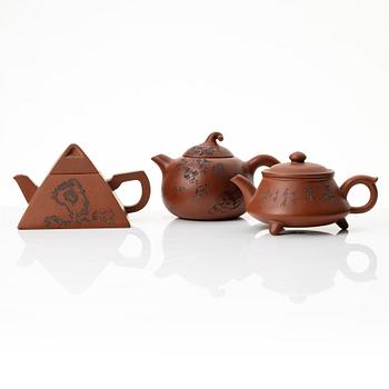 A group of three Chinese yixing teapots, 1980/90s.